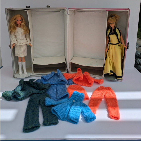 VTG 1960s Barbie Doll Lot w/ Case, Clothes, Blow-Up Furniture Accessories - Picture 3 of 11